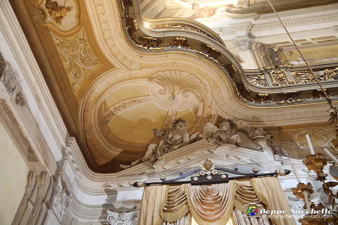 VBS_6770 - Villa Pisani - Stra (Venezia).jpg - SALONE DA BALLO  Il grandioso soffitto di questa sala fu affrescato da Giambattista Tiepolo. Tra il 1761 e il 1762 diede vita ad una cortese e contenuta allegoria della famiglia Pisani. II committente Luigi Pisani (1701-1767) viene ritratto accanto ai suoi figli: non c'è traccia di pompa ed il gruppo familiare, accompagnato dalle Virtù, trova posto tra una moltitudine di personaggi allegorici. Tra le figure principali dei gruppi che animano l'affresco troviamo: la Divina Sapienza, le Virtù, le Arti, la Pace, l'Abbondanza, la Discordia e l'Eresia, i Continenti (Europa, Africa, America, Asia), l'Italia e Venezia. 